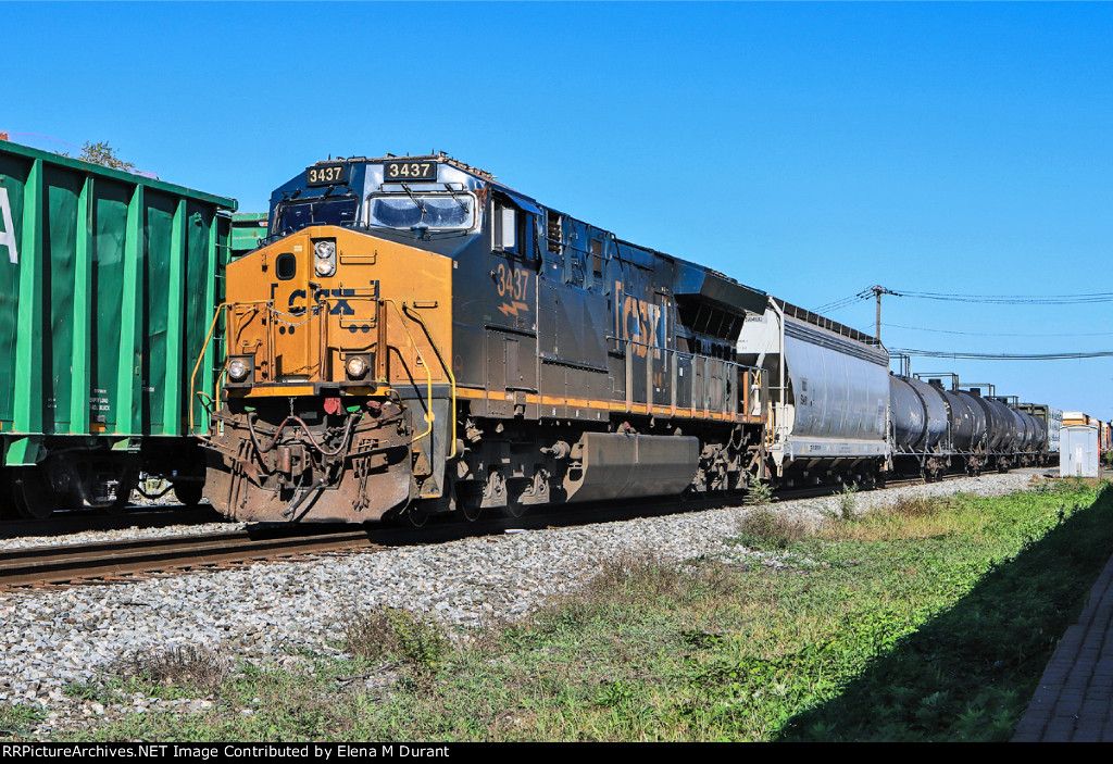 CSX 3437 on M-433